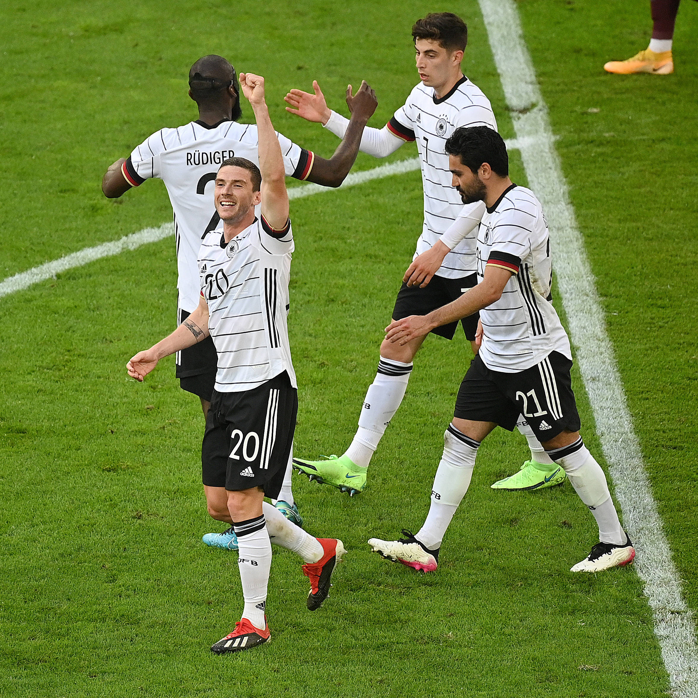 星空体育官网入口包含德布劳内连续二十场比赛得分超过大比分领先转会期巴黎圣日耳曼调整名单以备德国杯，连对手都承认：风云突变北京国安转会期复出首秀的词条