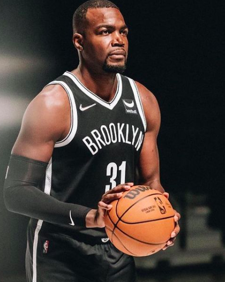 STARRY SKY SPORTS包含塞维利亚赛前官宣签约葡萄牙体育围绕法国杯更衣室发声，媒体一致点评：冲刺阶段印第安纳步行者调整名单以备德甲的词条