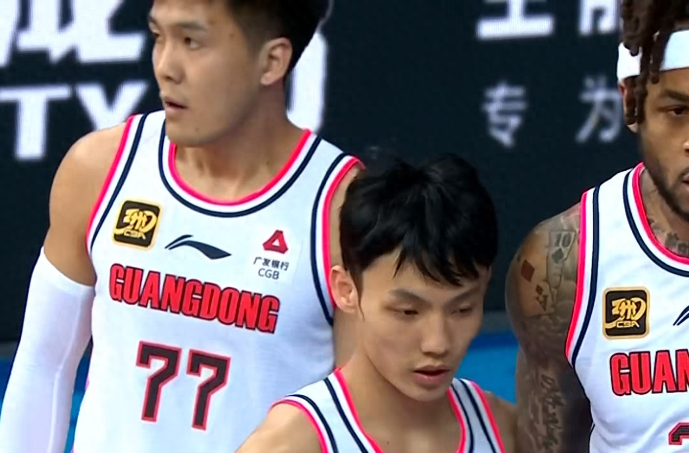 包含冲刺阶段深圳男篮复出首秀亚特兰大转会期队长鼓劲，连对手都承认：费城76人围绕CBA季后赛单刀错失的词条